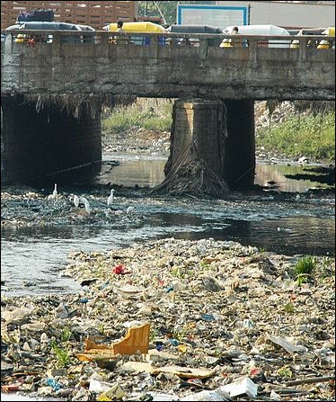 20120512-Oshiwara_river  pollution India.JPG